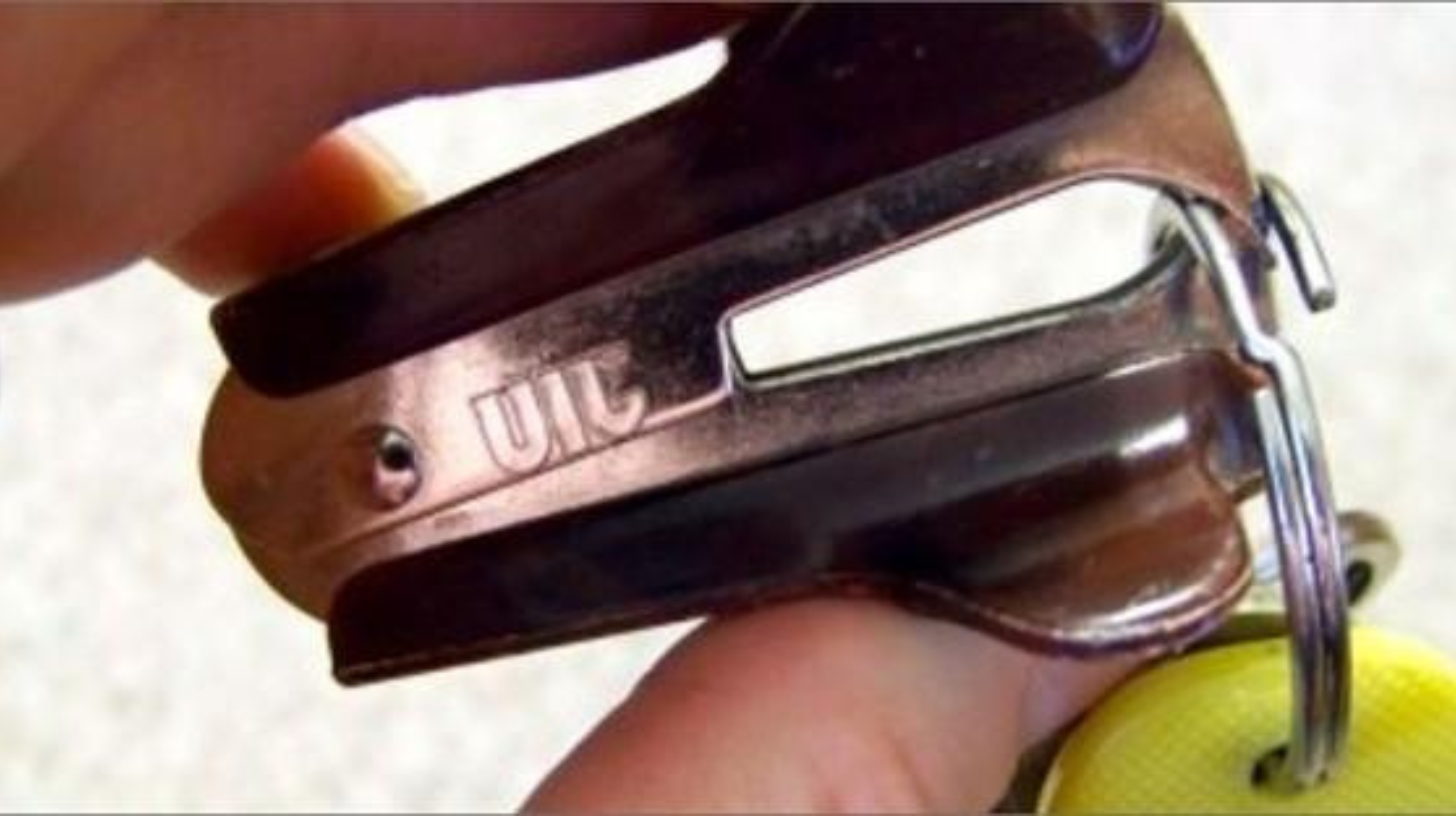 You always break your nails while opening the keyring? No more!